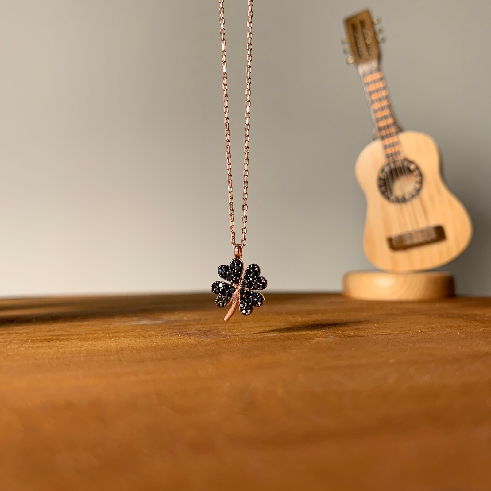 The flower necklace, black - Image 1