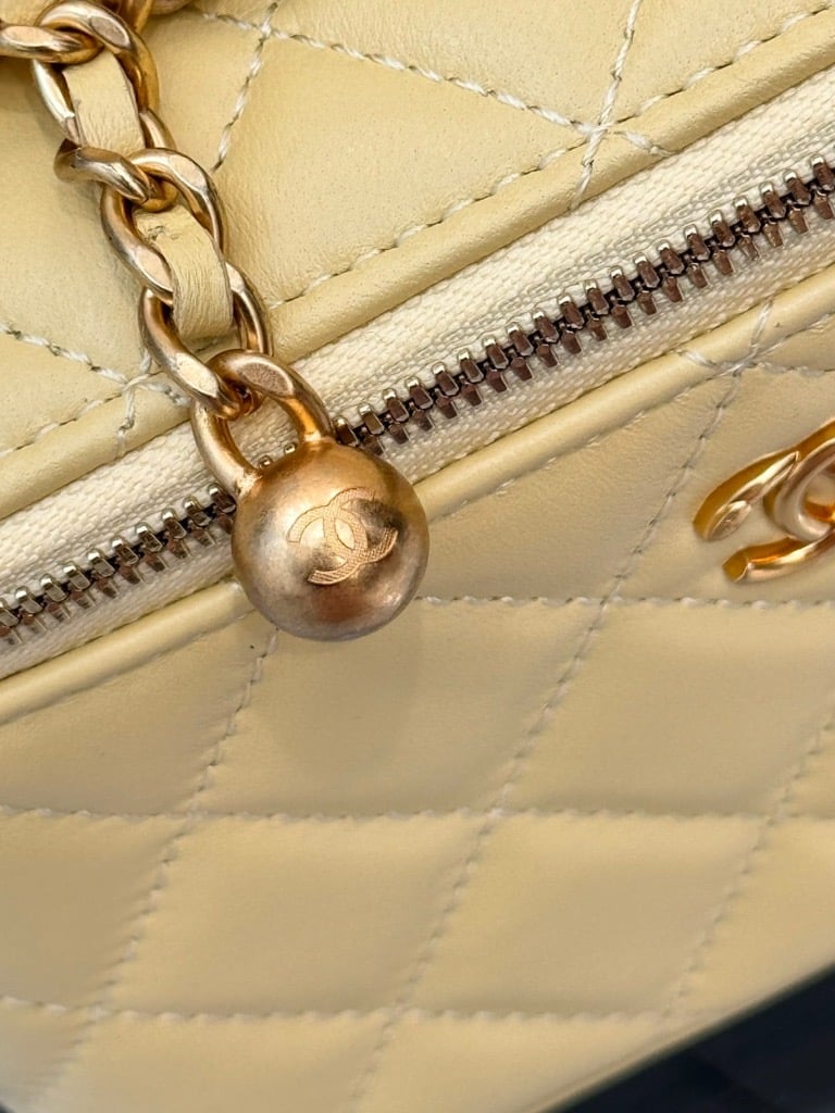 Chanel yellow lambskin bag - صورة 5