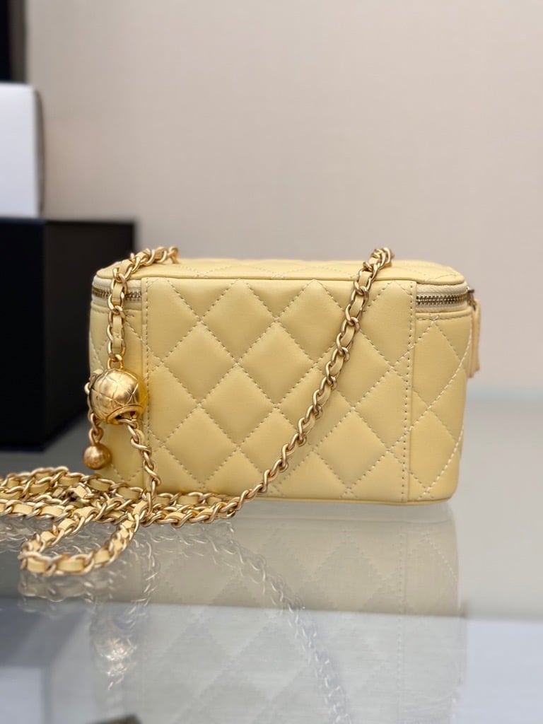 Chanel yellow lambskin bag - صورة 6