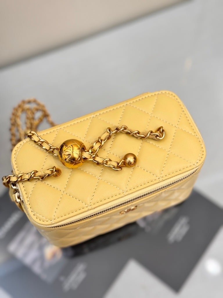 Chanel yellow lambskin bag - صورة 3