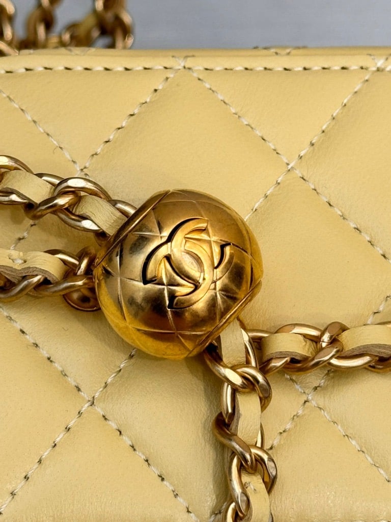 Chanel yellow lambskin bag - صورة 8
