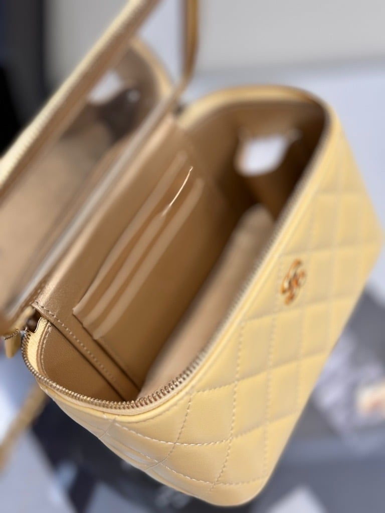 Chanel yellow lambskin bag - صورة 7
