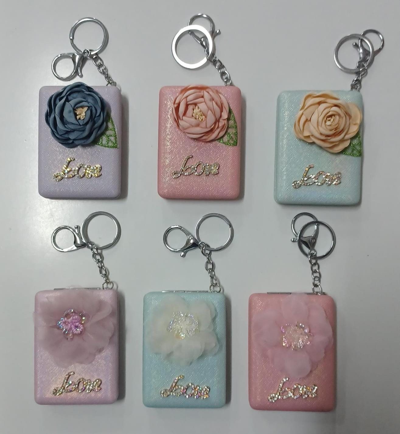 Flower-themed compact mirrors with keychain C4 \ G020925 - Image 1
