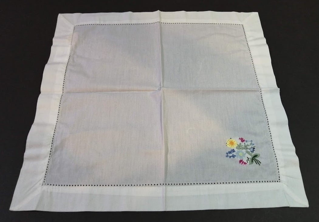Embroidered Flower Cotton Napkins Set of 12.Pcs - صورة 2