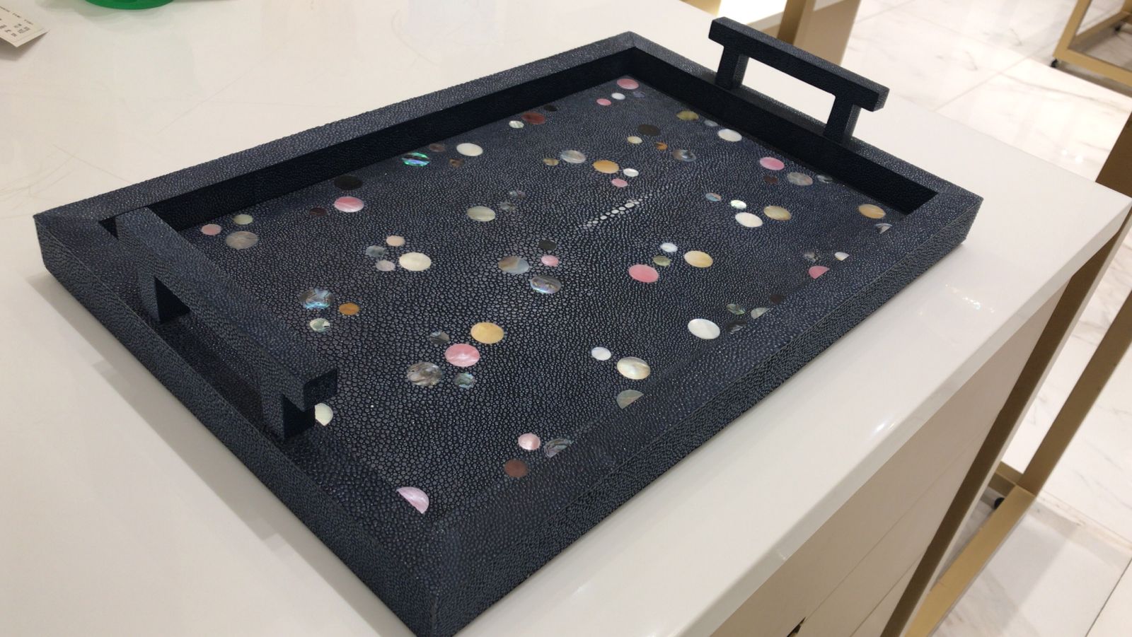 Luxury Medium Polka Shagreen Dark Blue Leather Tray with Different Round Colors with 2.Handles - صورة 7