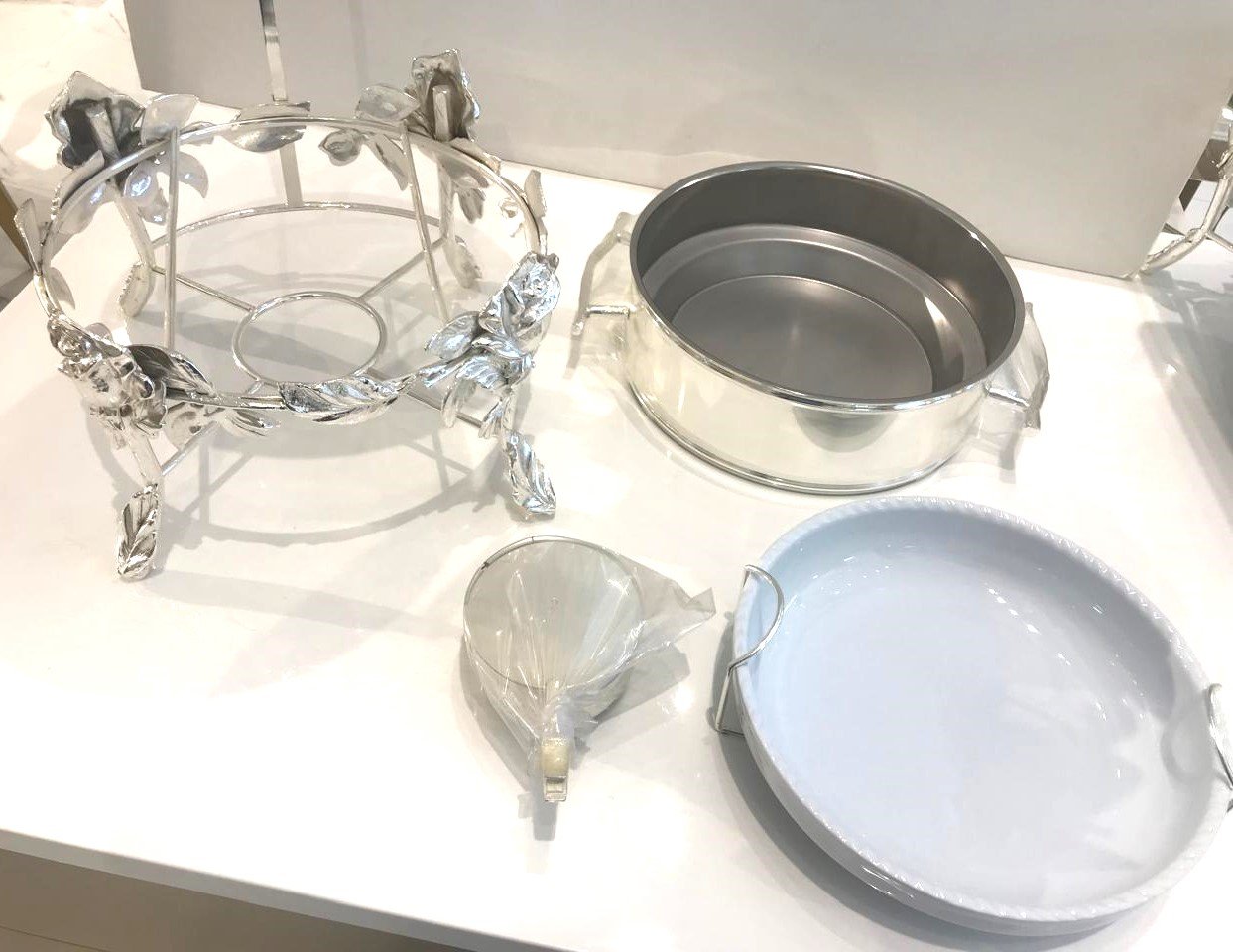 Medium Rounded Silver Chafing Dish with Roses Décor - Image 8