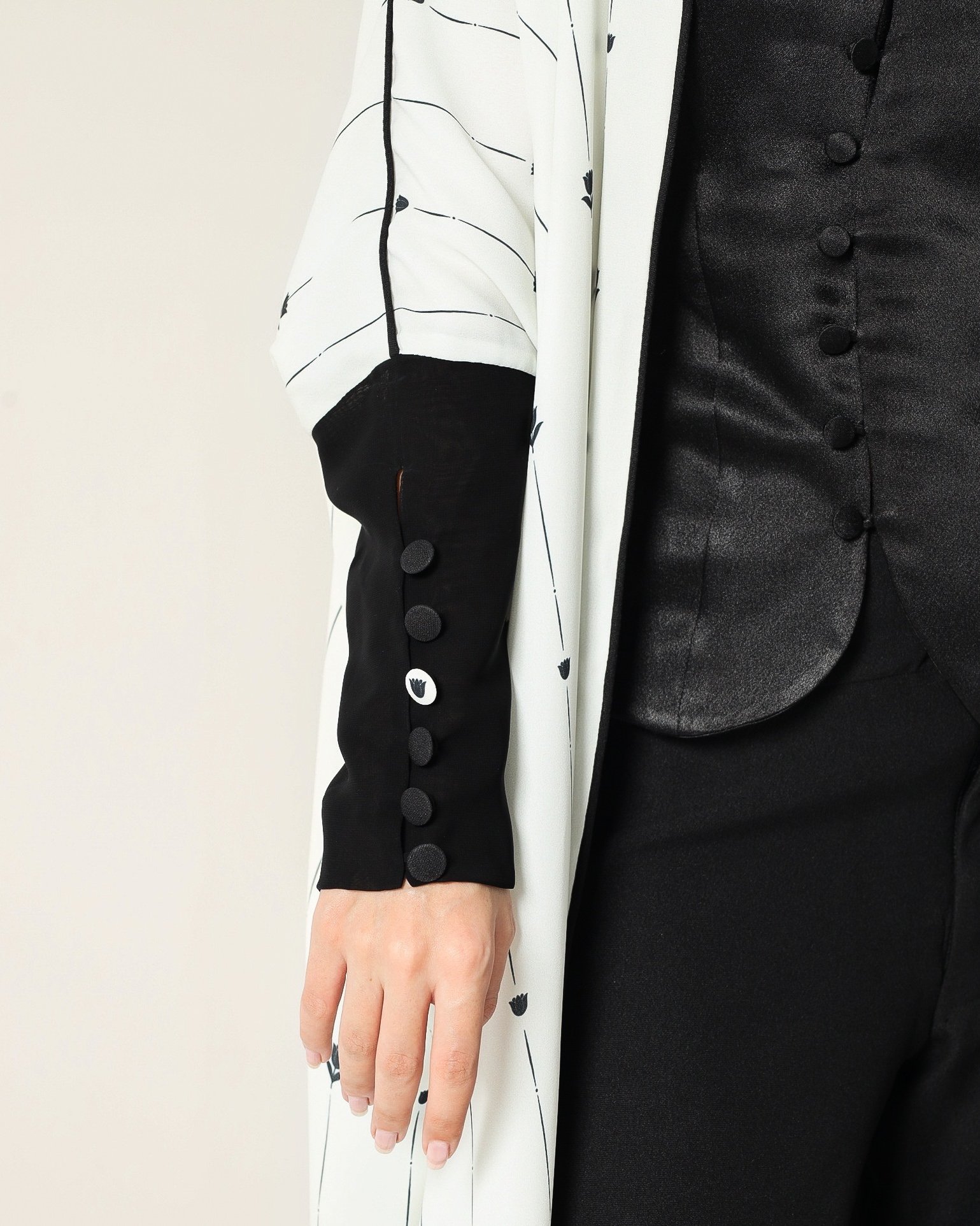 Timeless Abaya - Image 5