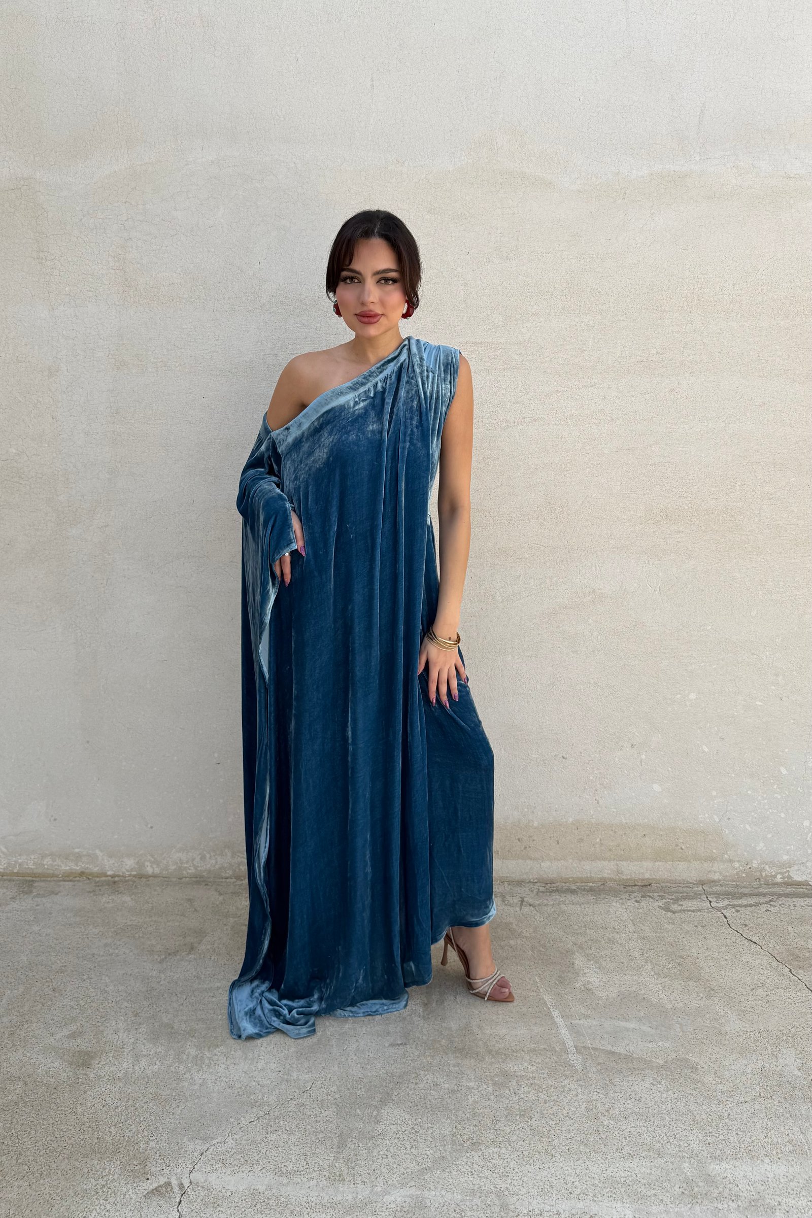 Off-shoulder  - صورة 3