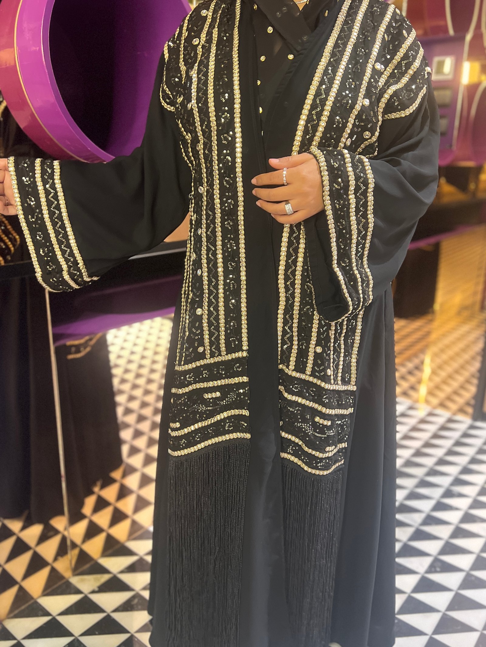 عبايه بتطريز ذهبي مع اطراف هدب  - صورة 1