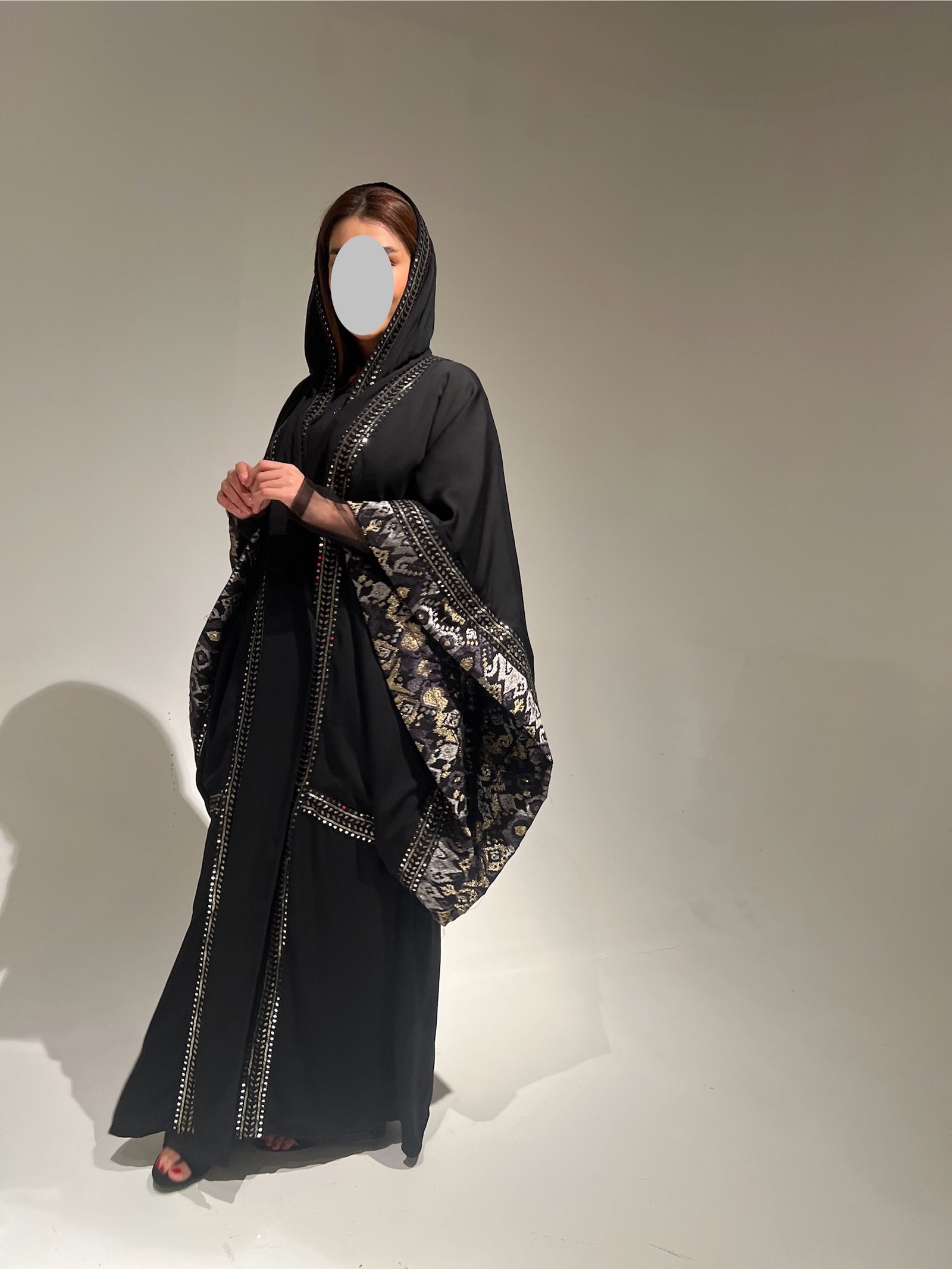 عباية بأكمام واسعة بخامات مميزه  - صورة 1