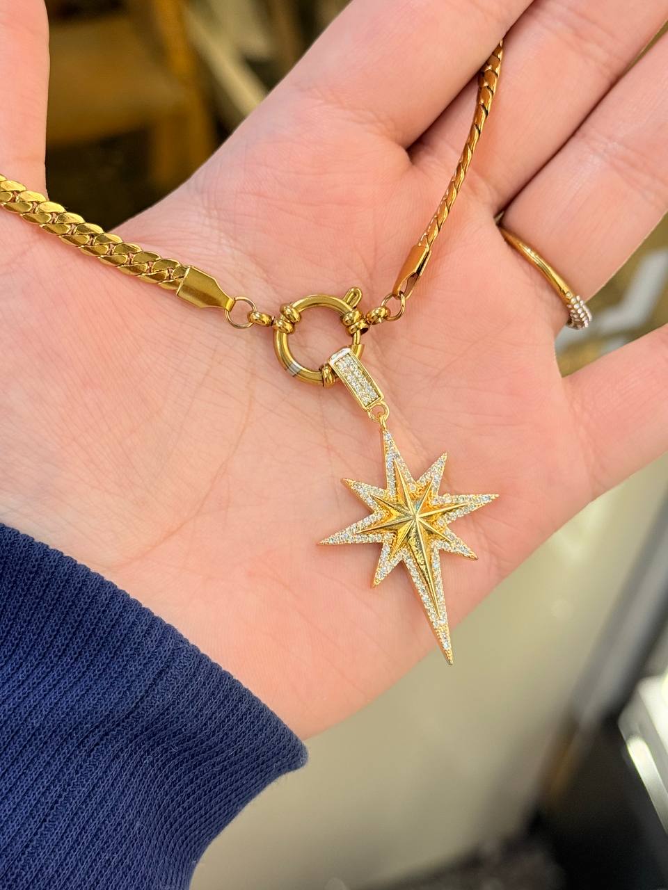 A large Star with Float lock ✨ - صورة 2