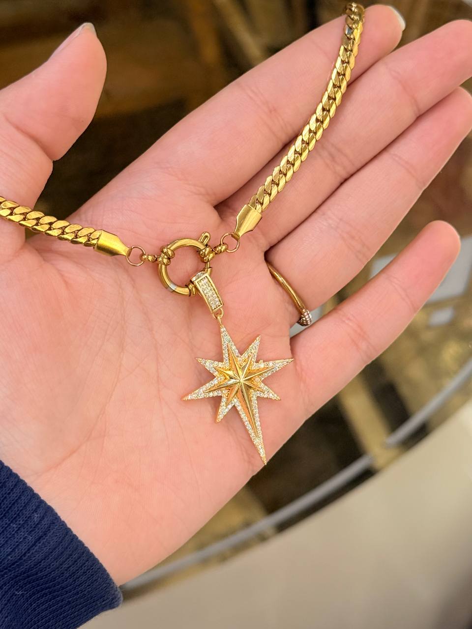 A large Star with Float lock ✨ - صورة 3
