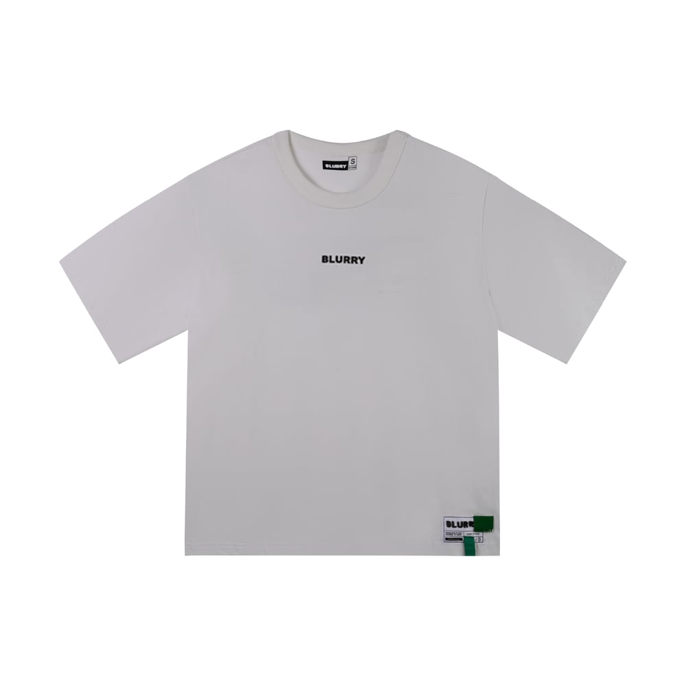 Blurry white T-shirt - صورة 4