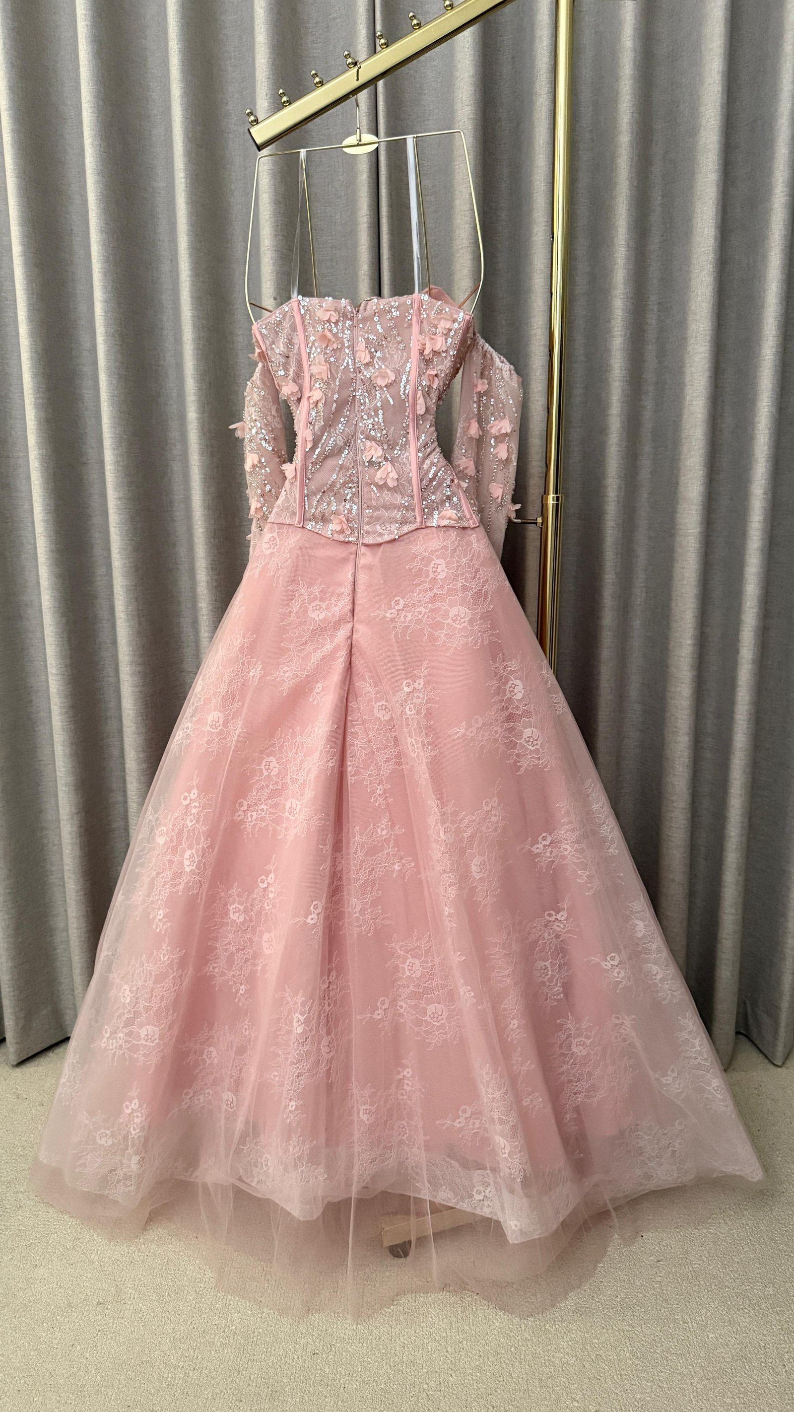 فستان سهره بتصميم ملكي أنيق وردي غباري (Dusty Pink) هادئ وفاخر. - صورة 6