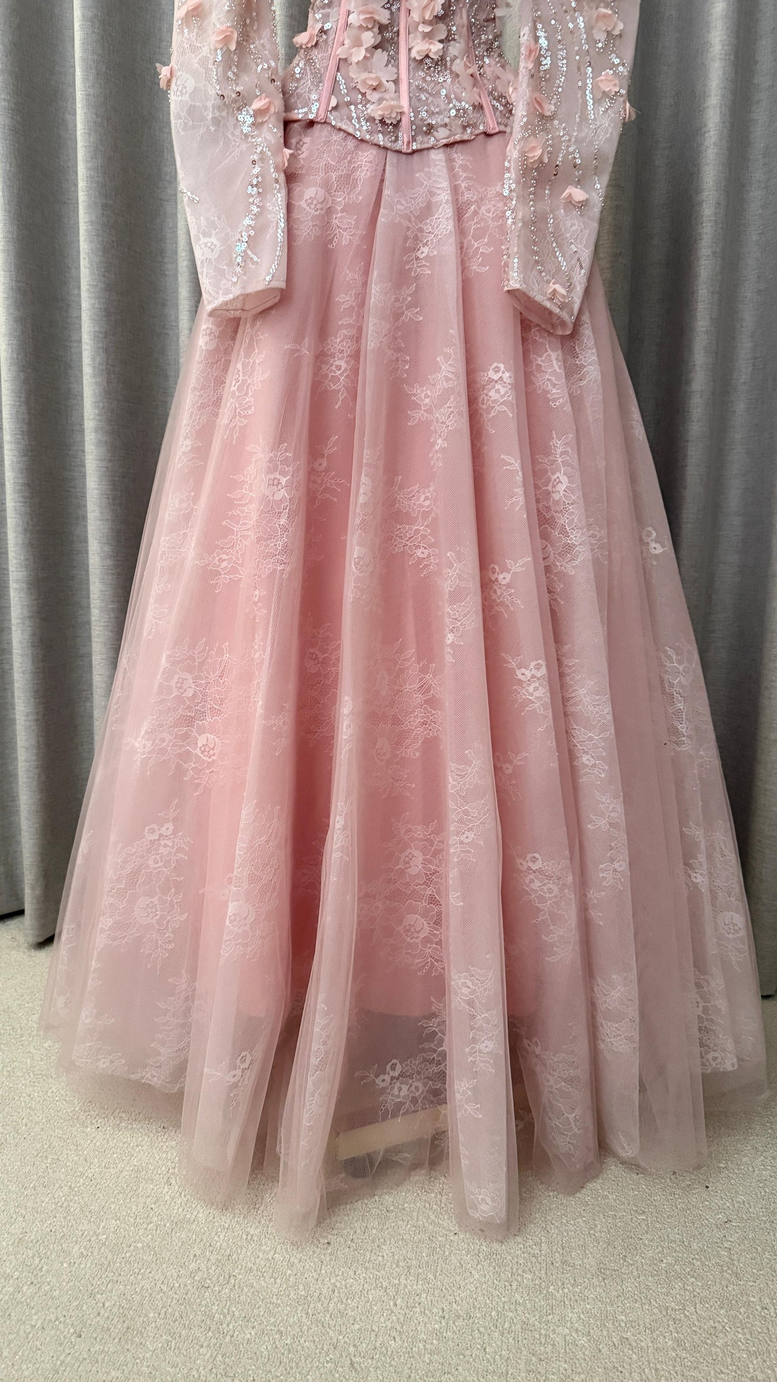 فستان سهره بتصميم ملكي أنيق وردي غباري (Dusty Pink) هادئ وفاخر. - صورة 5