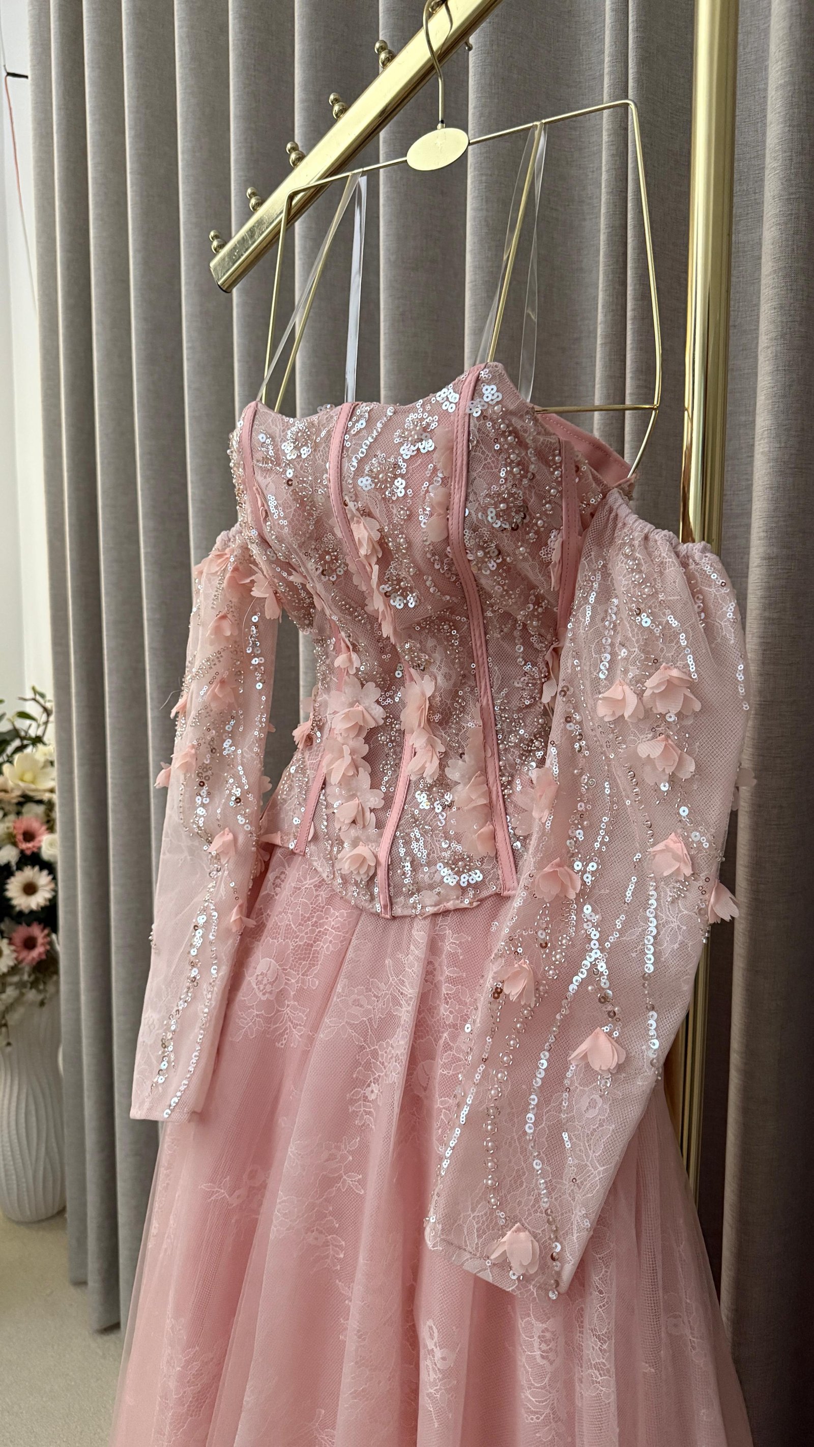 فستان سهره بتصميم ملكي أنيق وردي غباري (Dusty Pink) هادئ وفاخر. - صورة 3