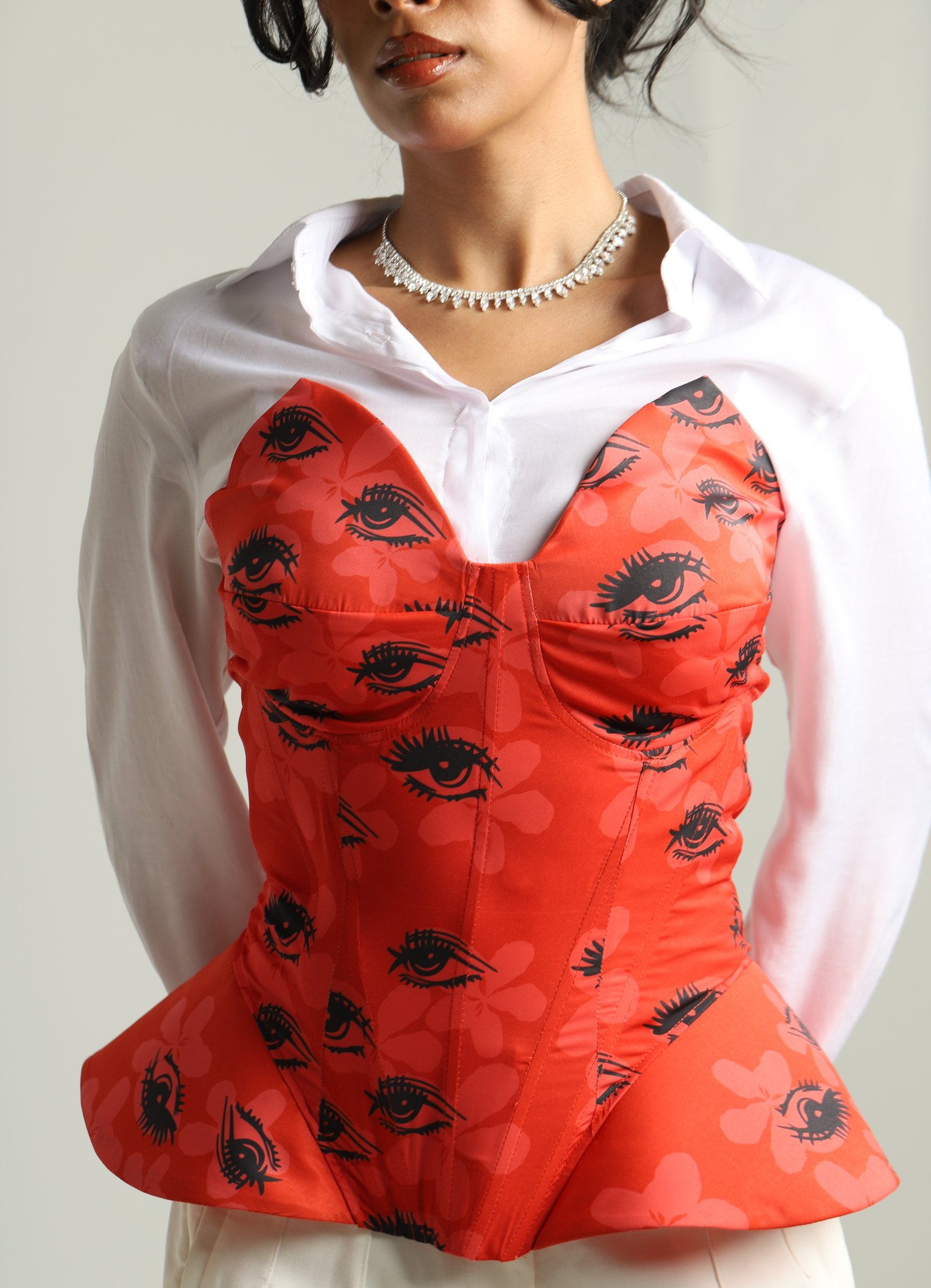 Red eyes corset - صورة 3