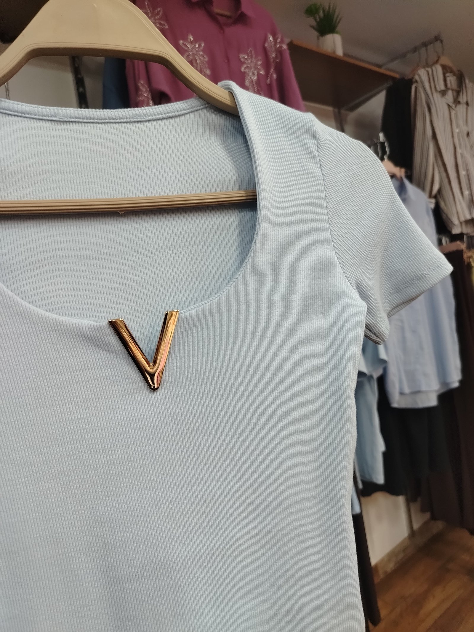 Shaper top with V gold accessory  - Image 5