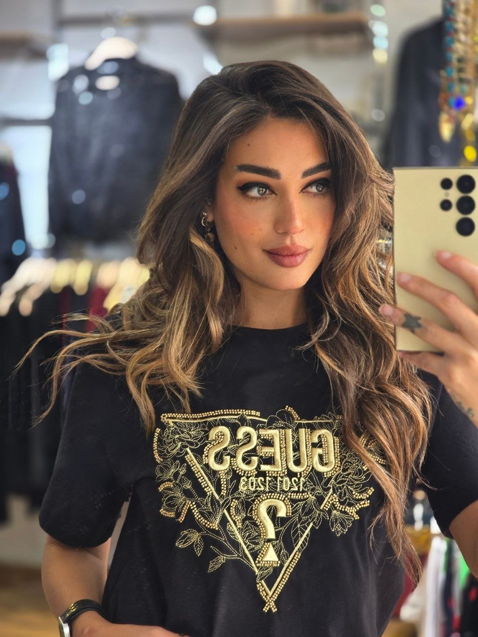 Black Guess tshirt  - صورة 2