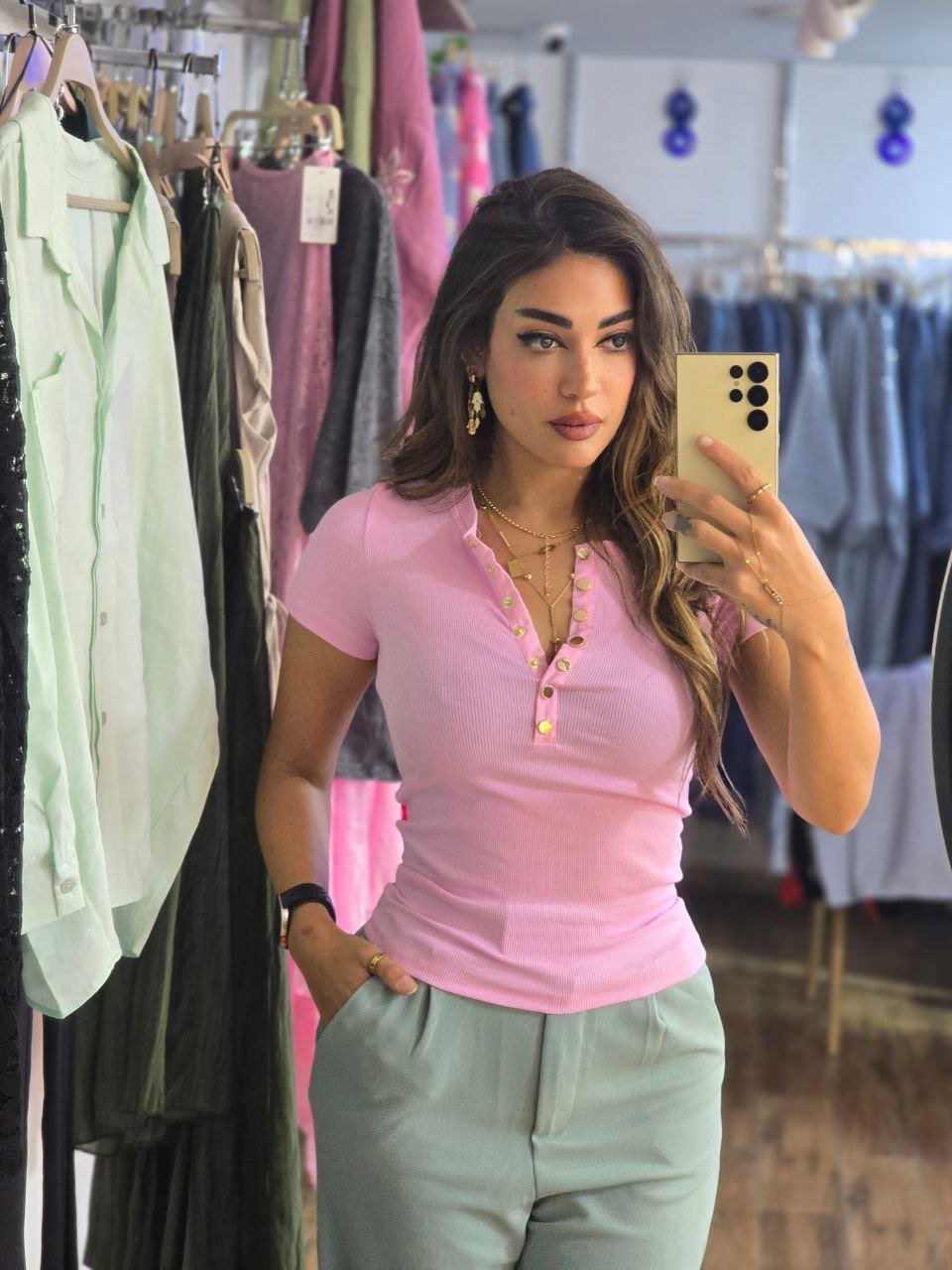 Pink basic Karol top with gold buttons  - صورة 2