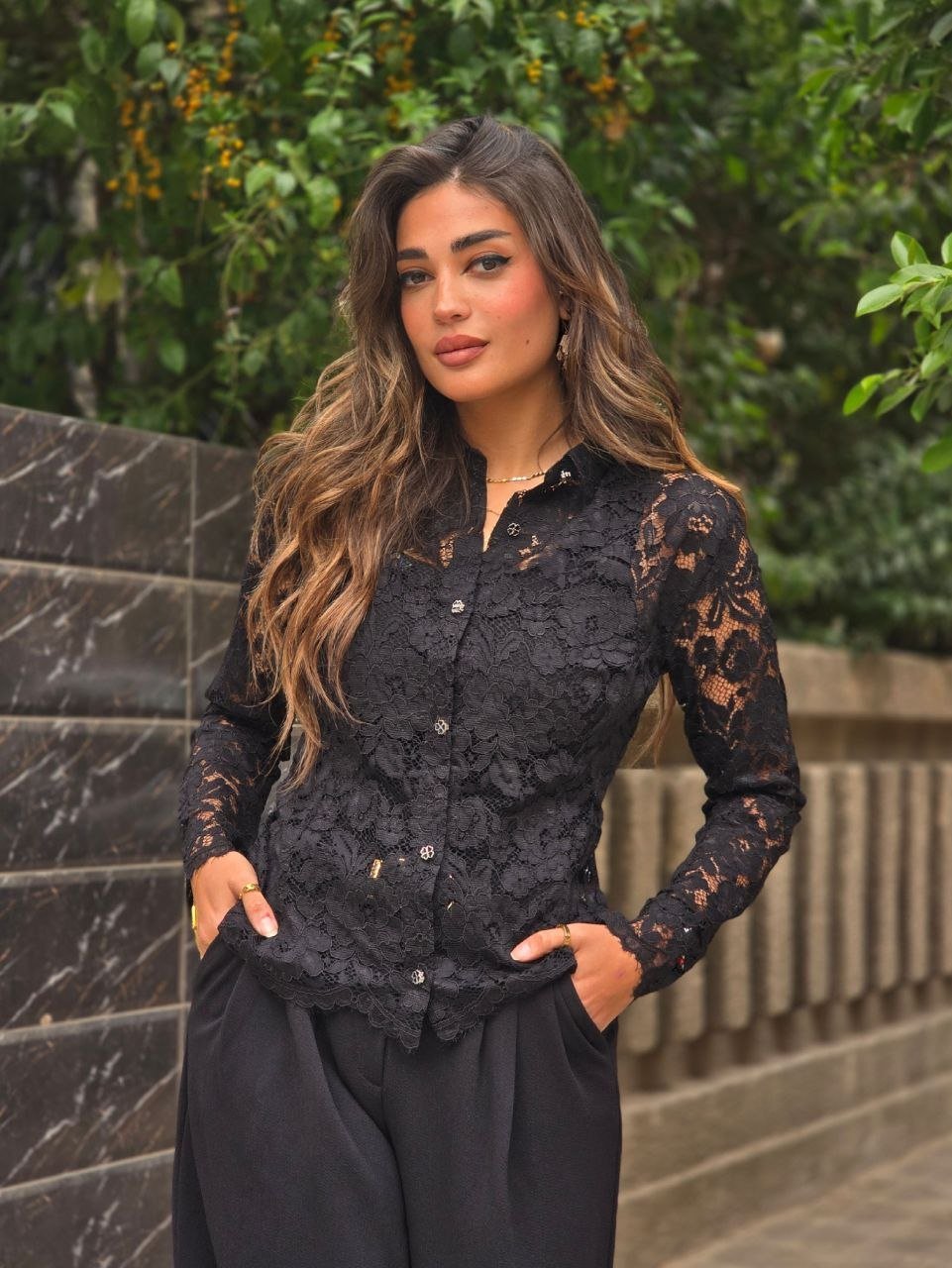 Black floral blouse - صورة 3