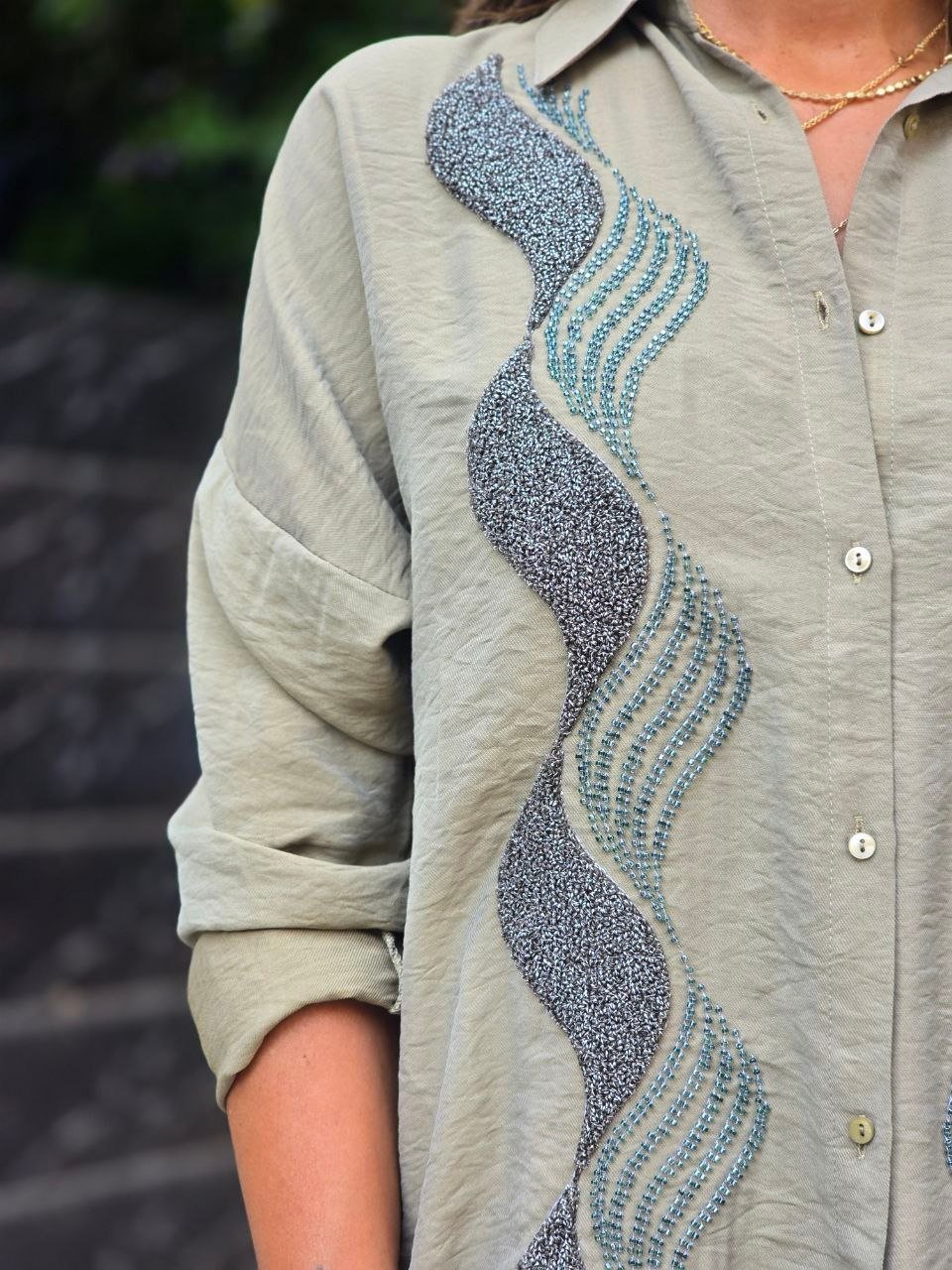 Olive embroidered linen shirt - صورة 1