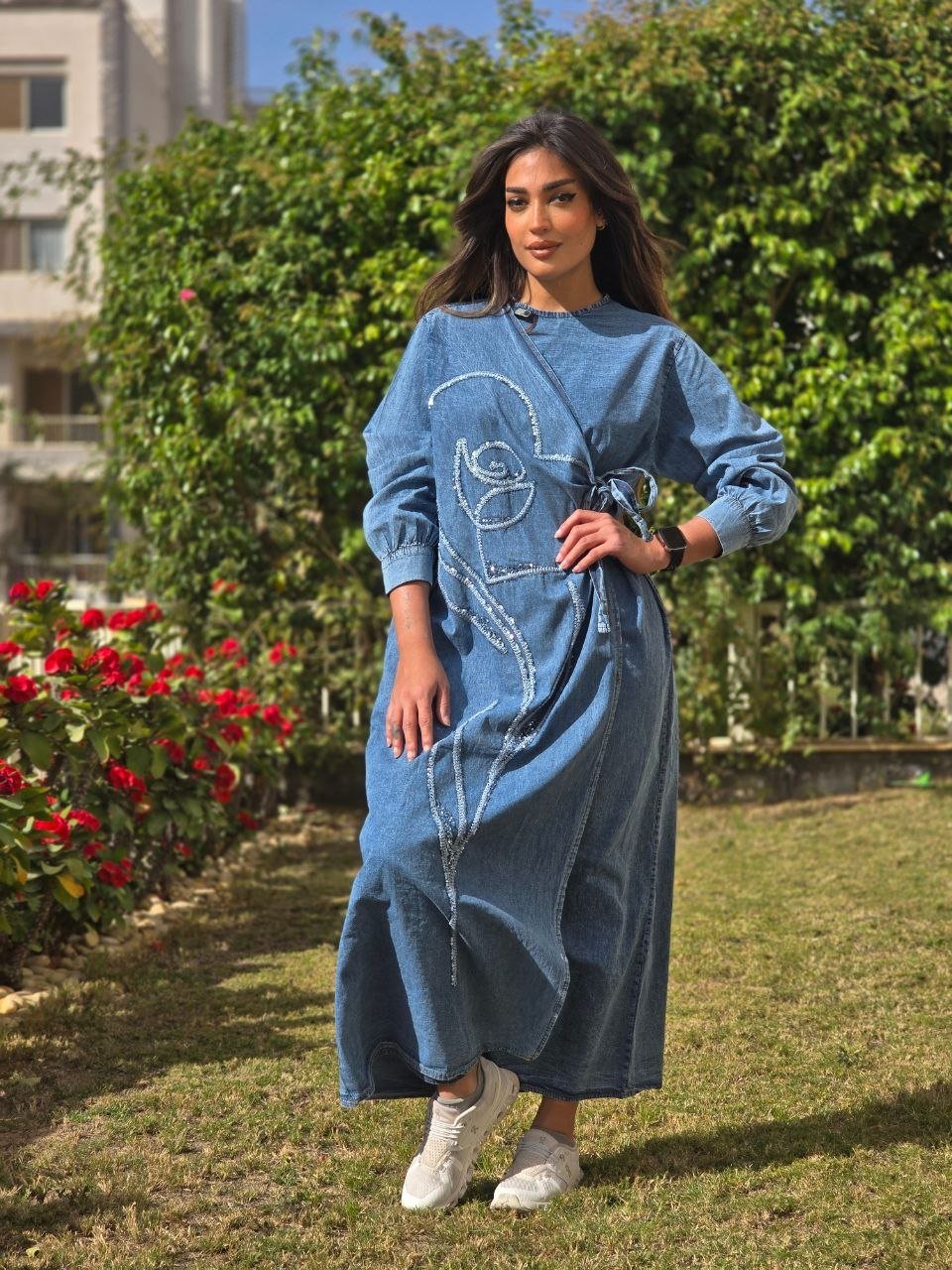 Floral denim dress with side tie - صورة 3