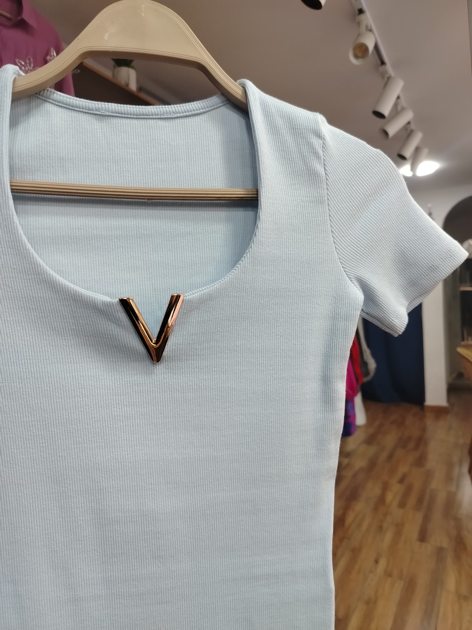 Shaper top with V gold accessory  - صورة 3