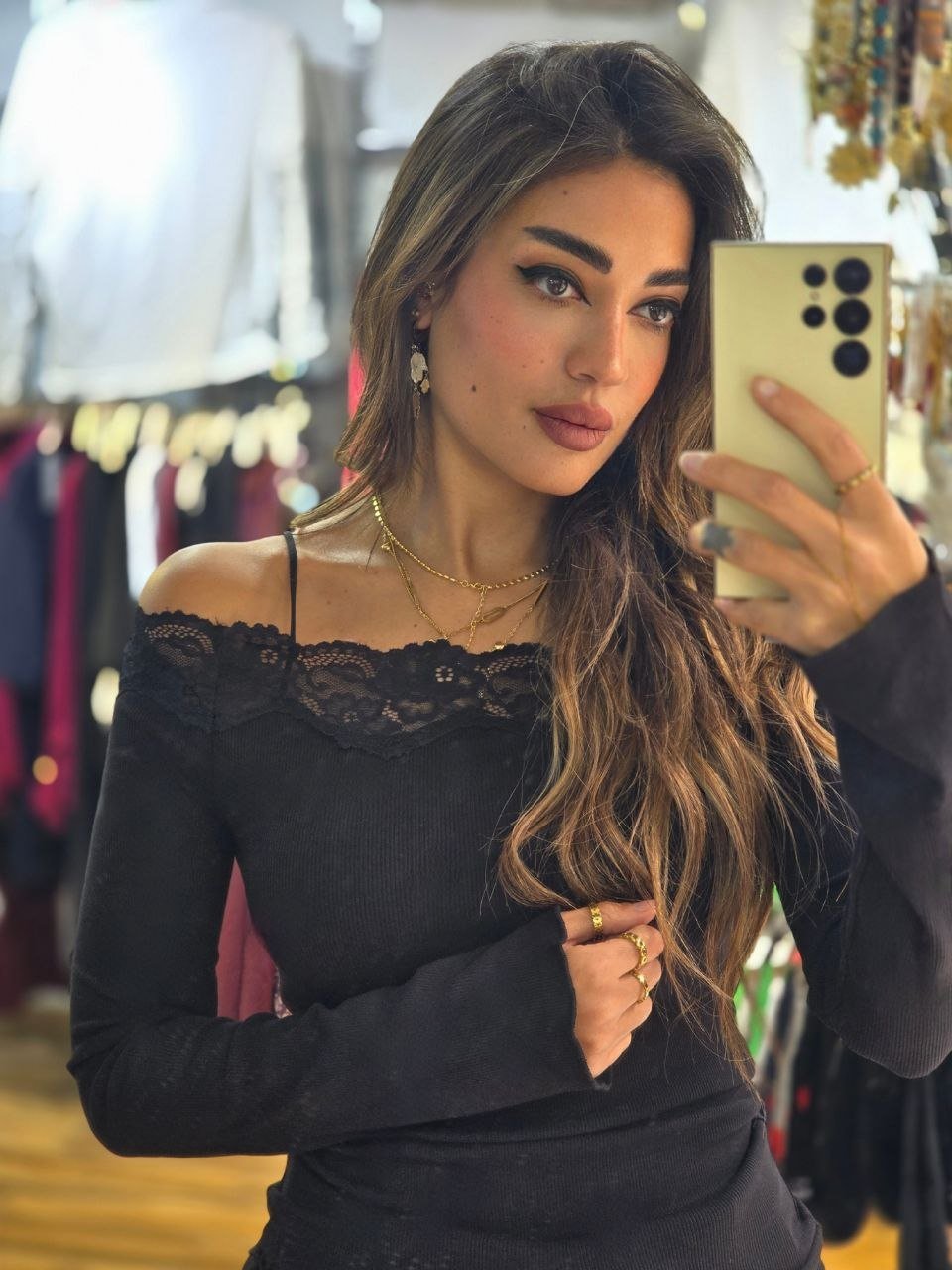 Lace off-shoulder top - صورة 3