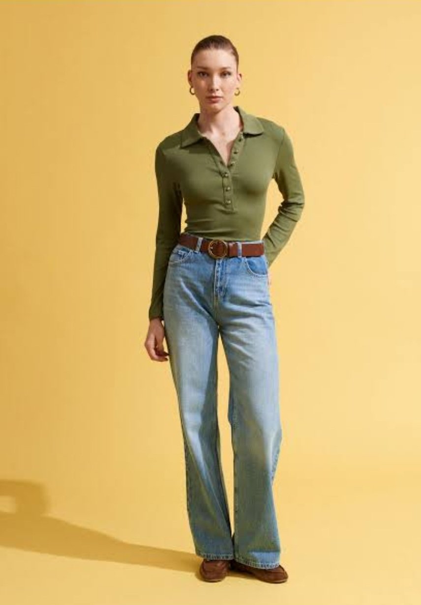 Olive Dilvin top with gold buttons  - صورة 3
