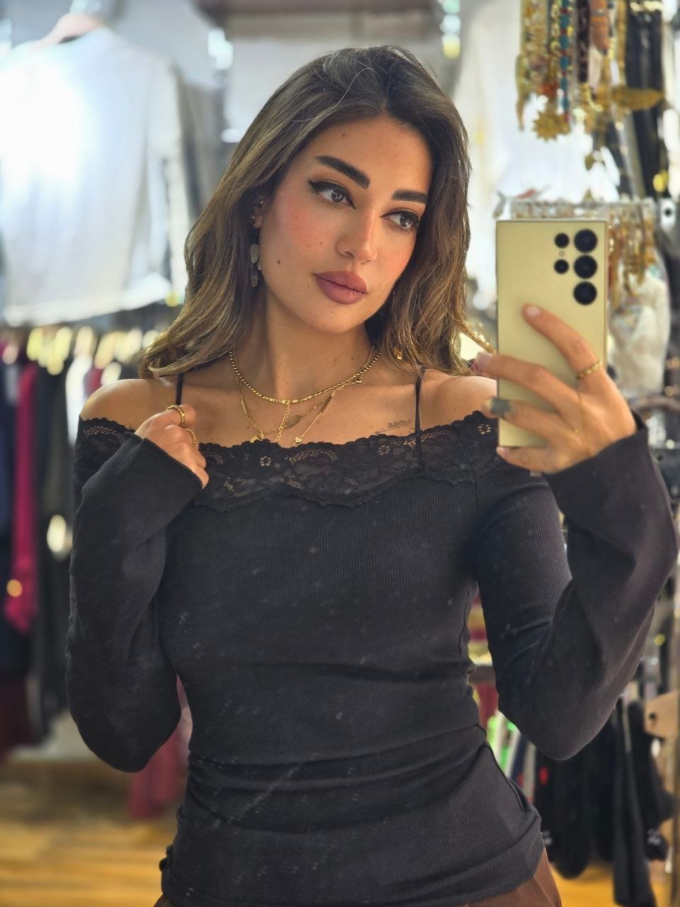 Lace off-shoulder top - صورة 4