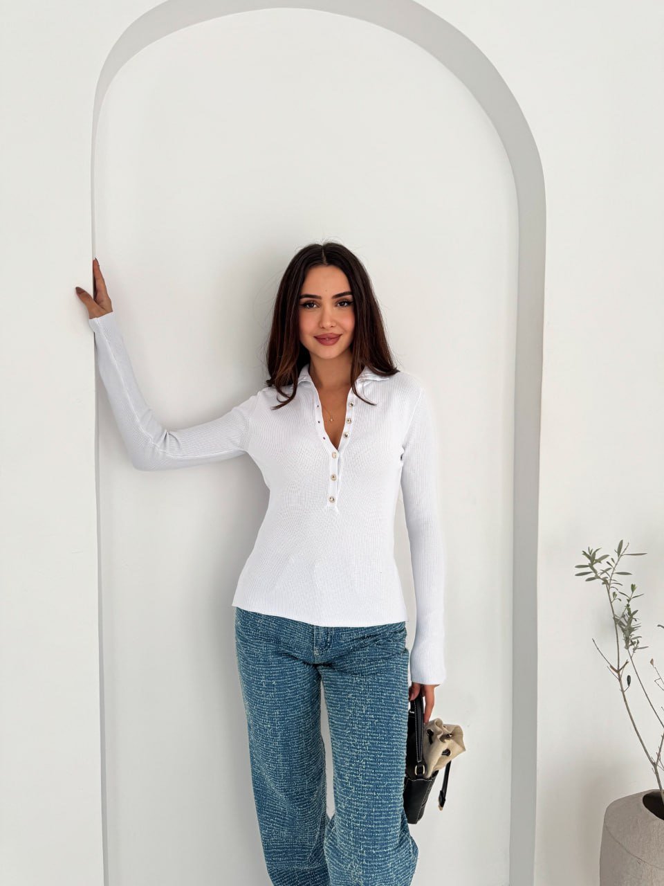 White top with gold buttons  - صورة 1