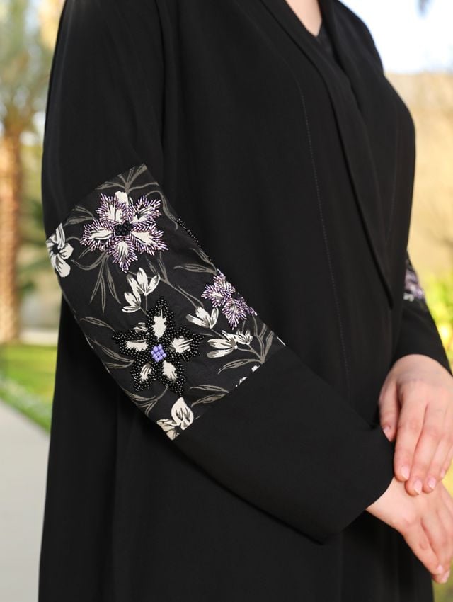 عباية كريب مطرزة - صورة 2