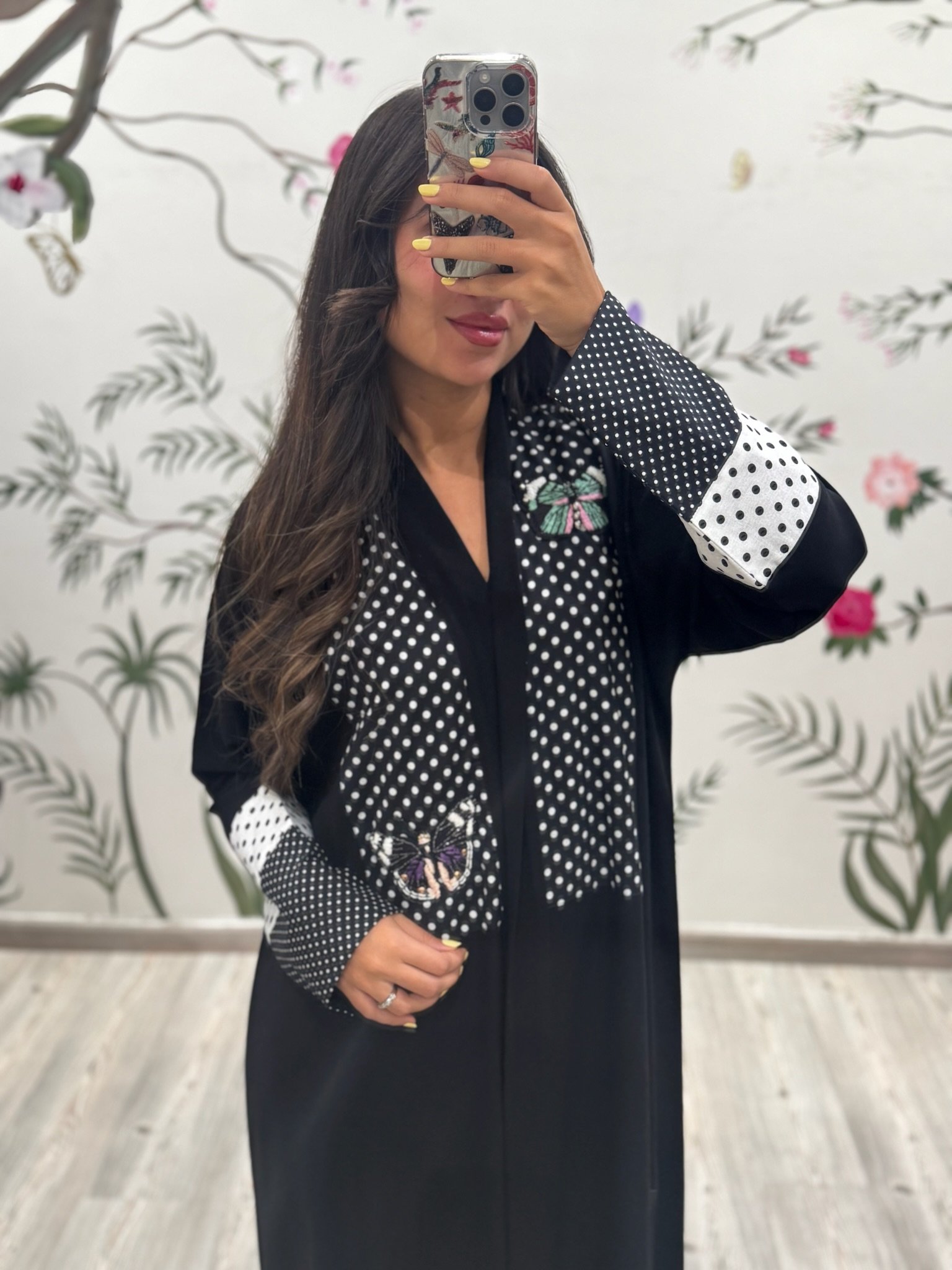 عباية كريب منقط فراشات - صورة 1