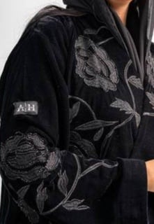 H&A: عباية مخمل فاخرة بتطريز أنيق - صورة 7