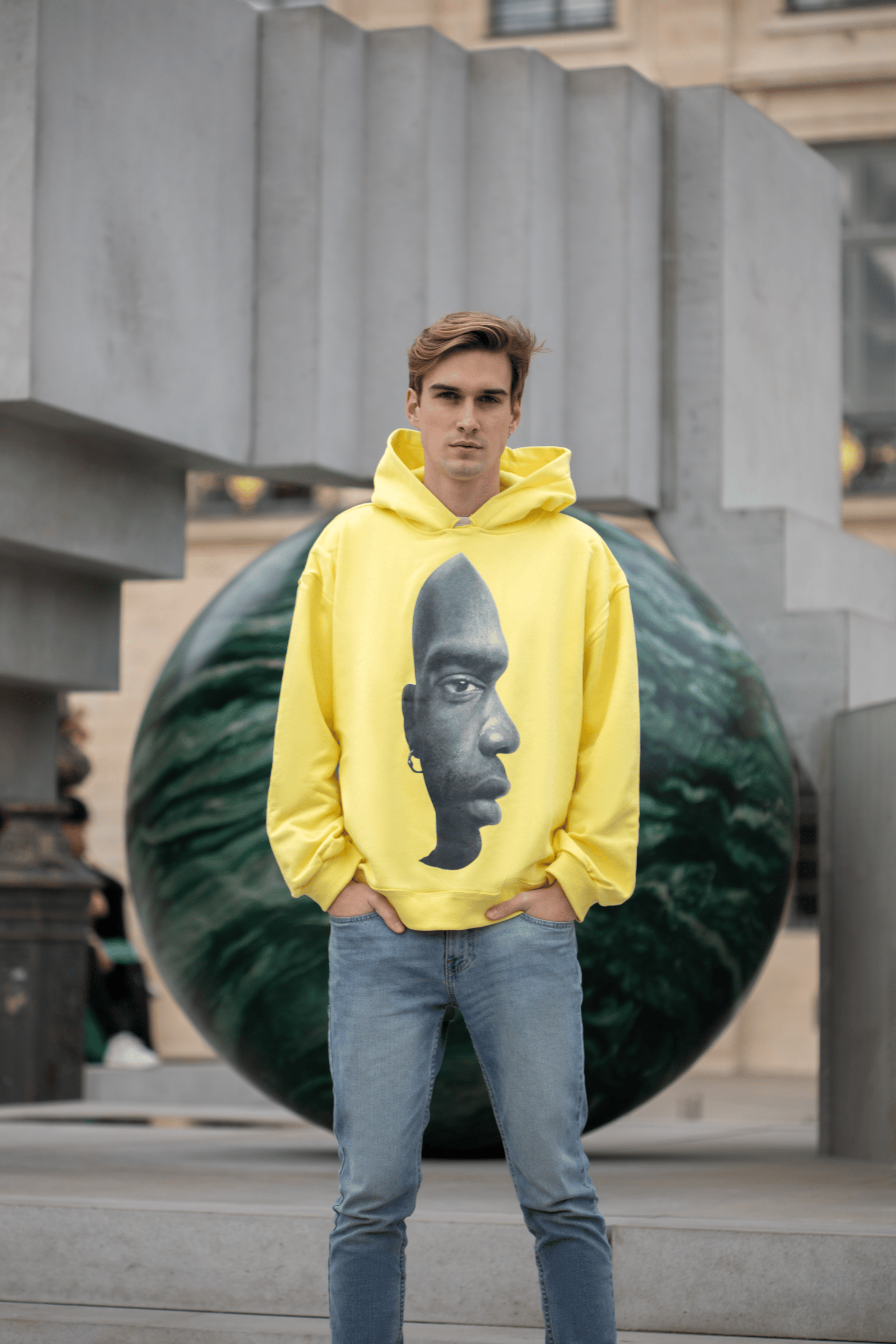 Elevata hoodie with illusion print on the front - صورة 4