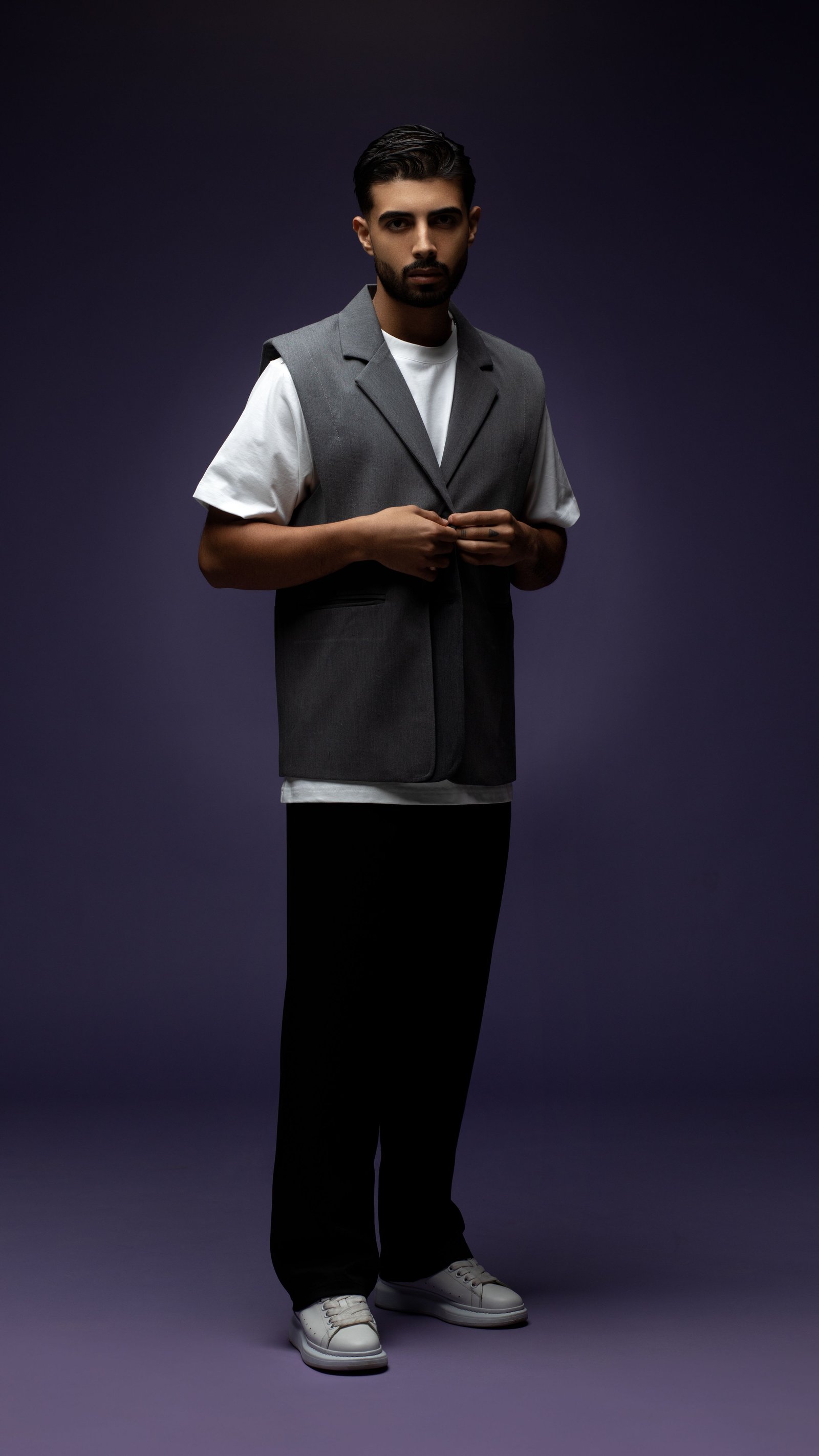 Modern V-Neck Grey Vest - صورة 2