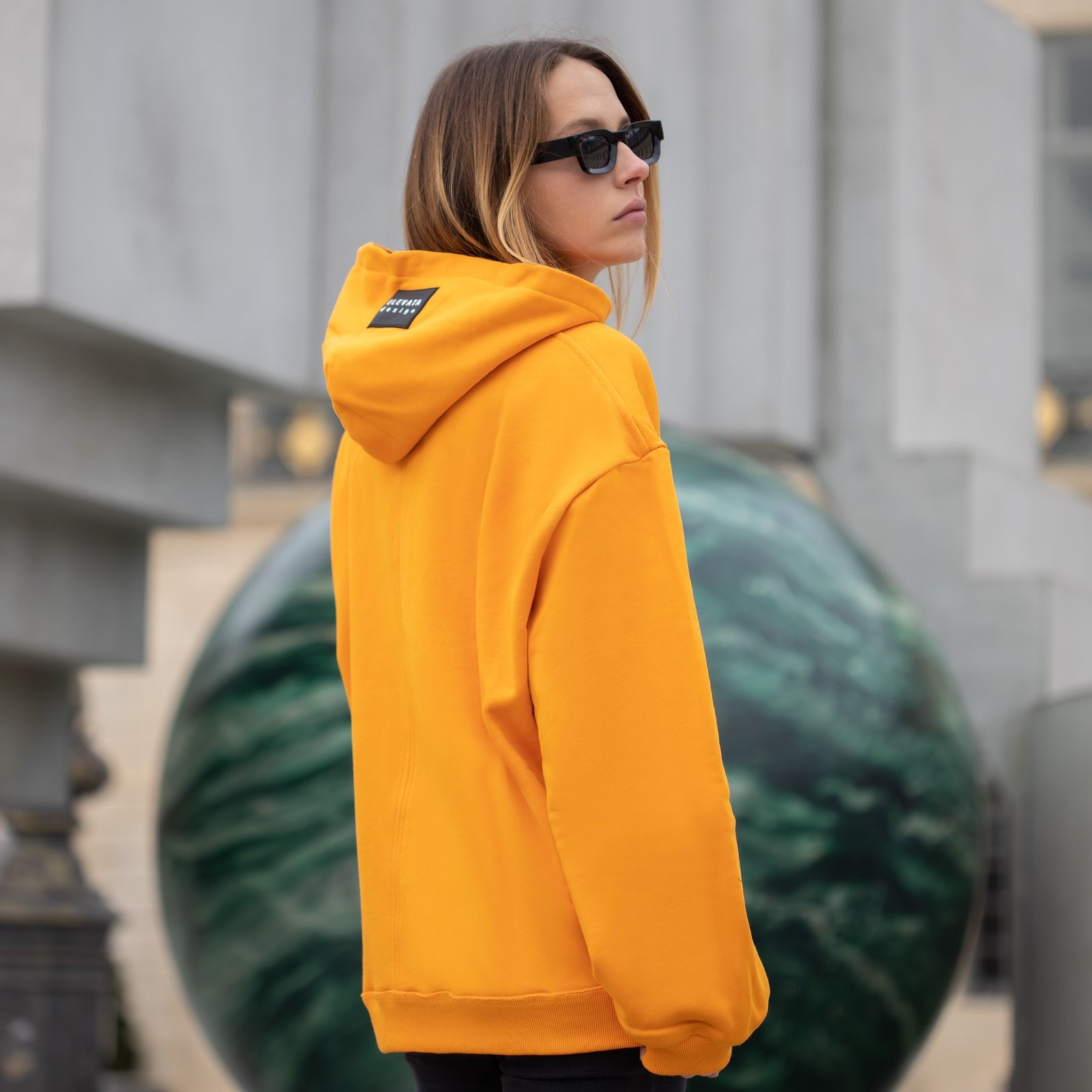 Elevata hoodie with illusion print on the front - صورة 3