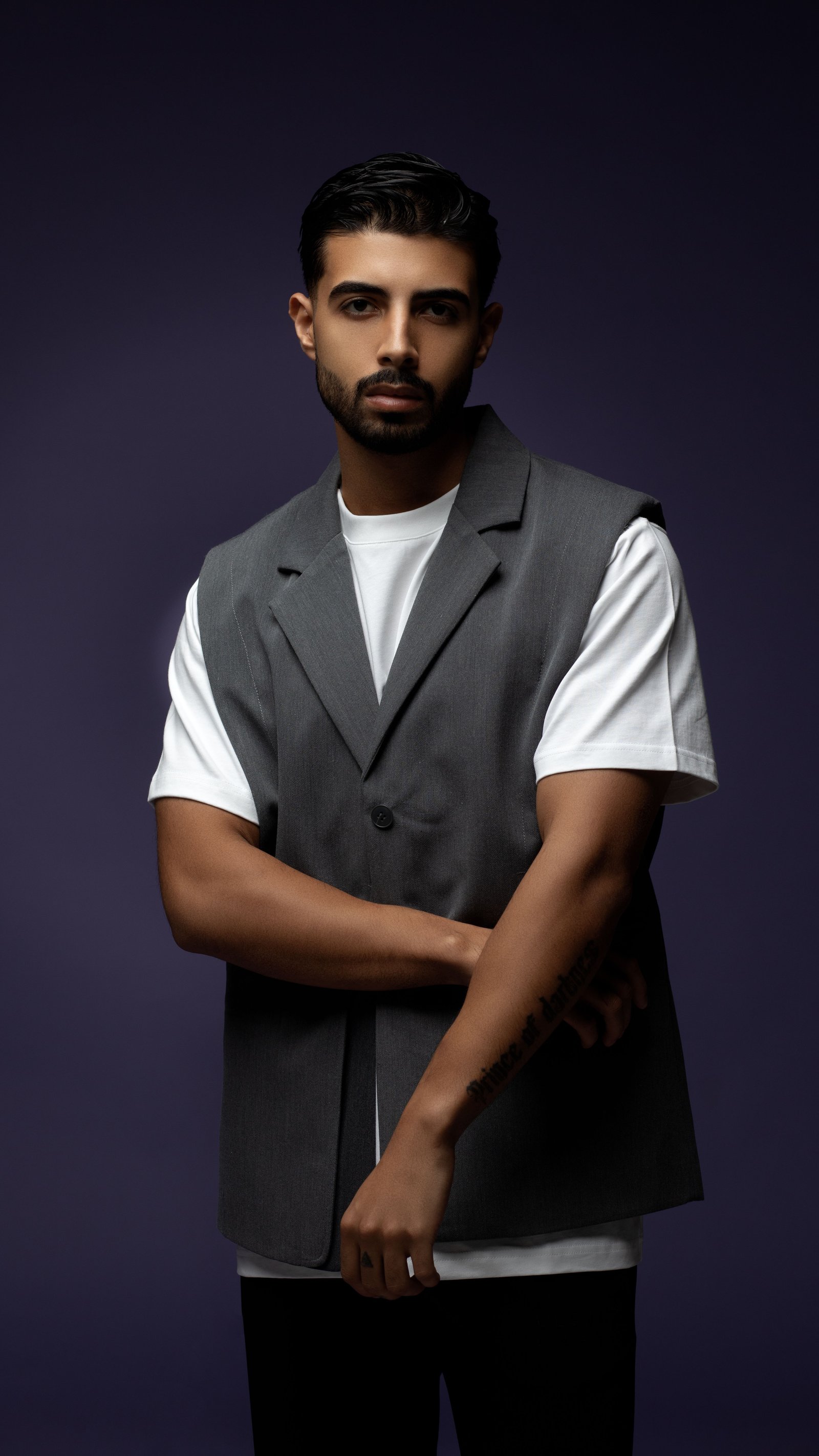 Modern V-Neck Grey Vest - صورة 1