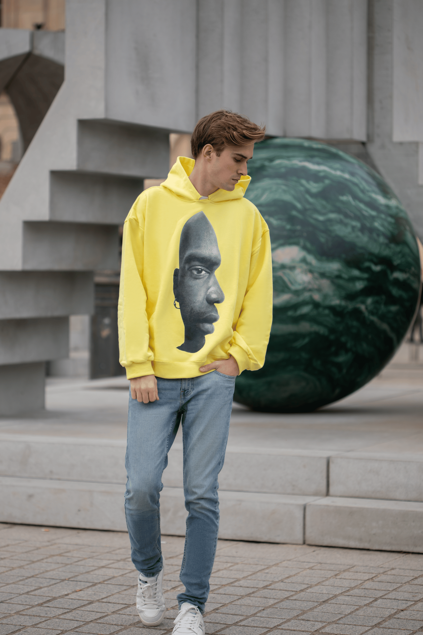 Elevata hoodie with illusion print on the front - صورة 5