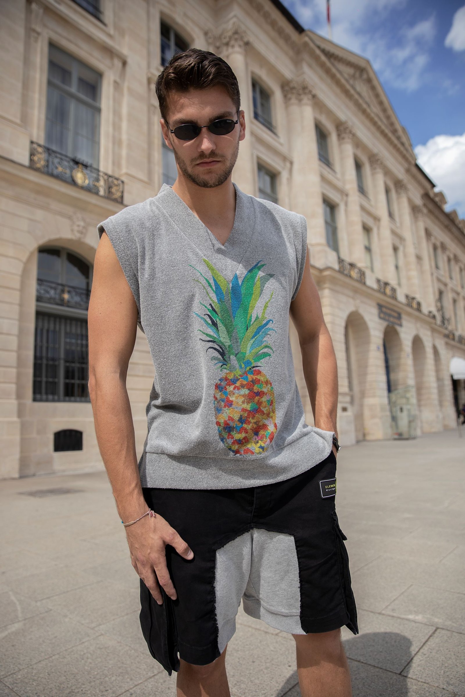 Sleeveless V-neck Shirt - صورة 4