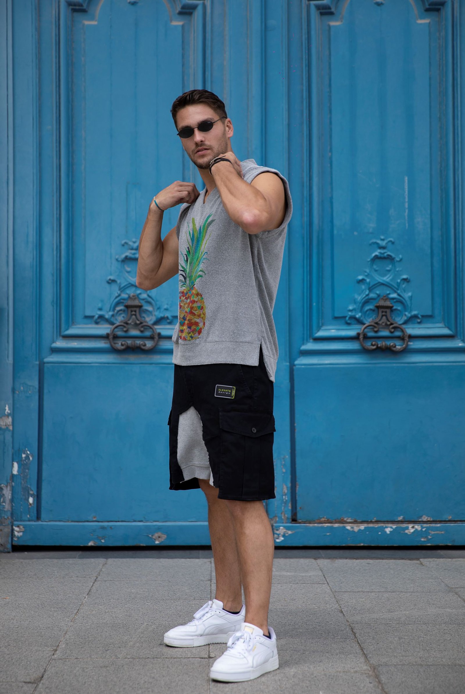 Sleeveless V-neck Shirt - صورة 2
