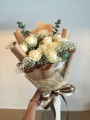 باقة ورود بيضاء ناعمة - صورة 1
