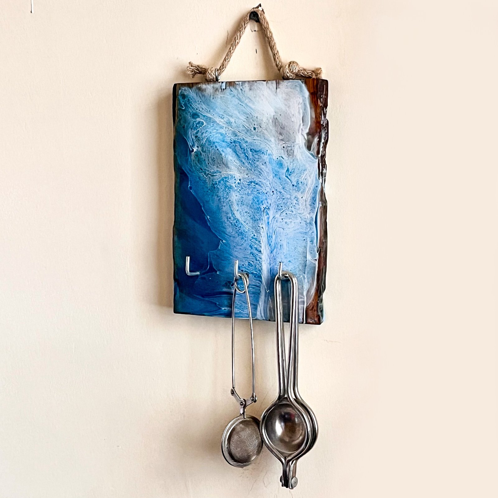 Light blue live-edge Keyholder - Image 9