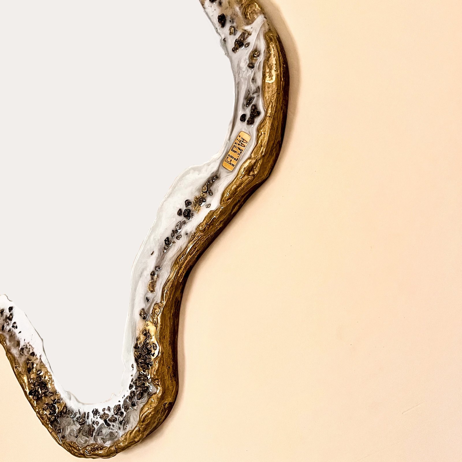 White & gold irregular full frame mirror - صورة 7