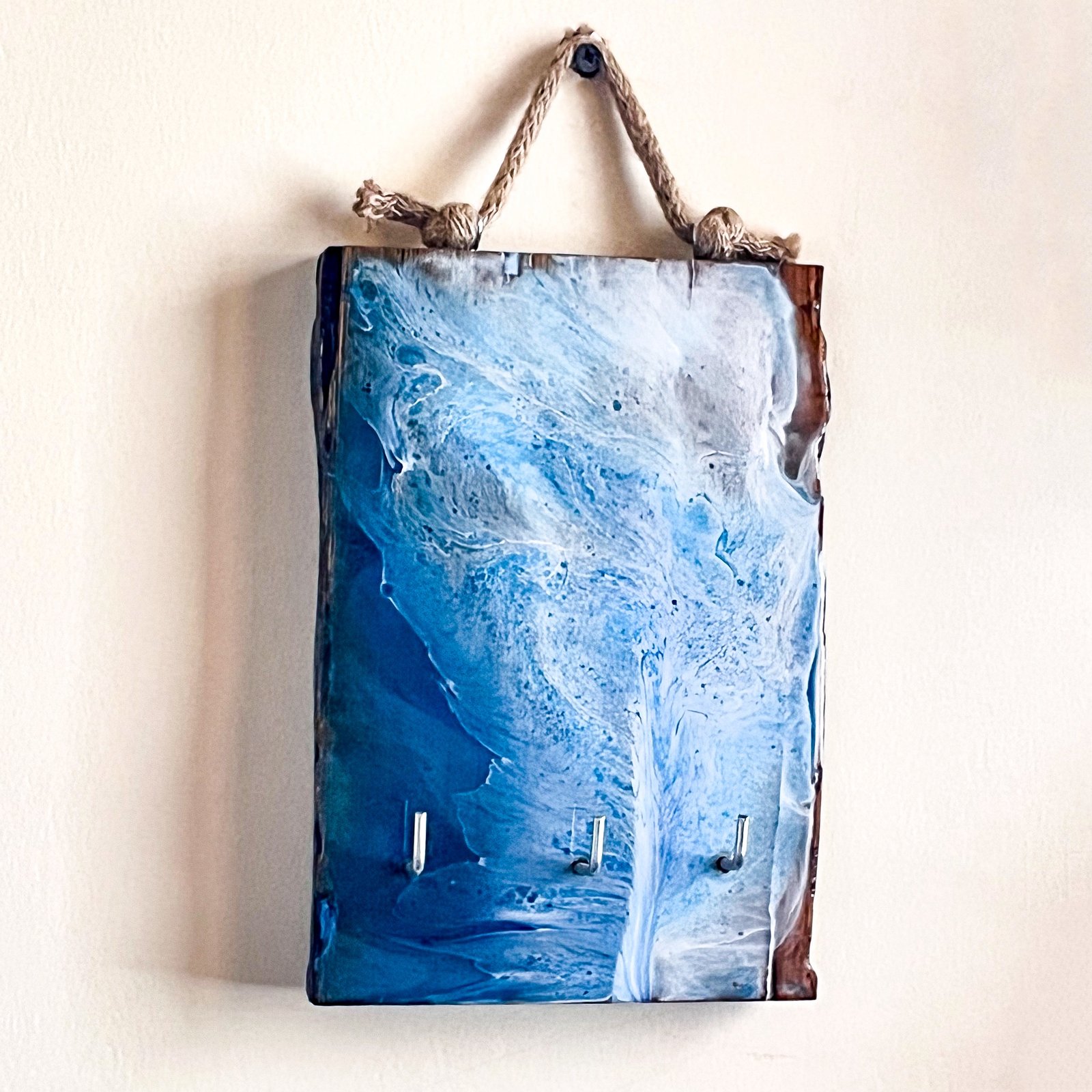 Light blue live-edge Keyholder - Image 7