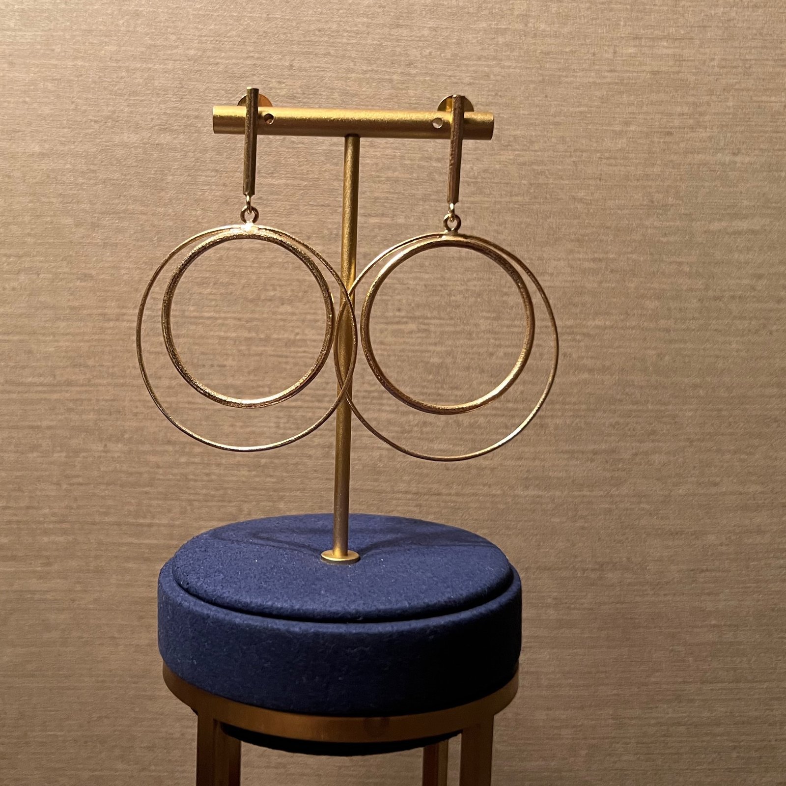 golden loops earrings  - صورة 2
