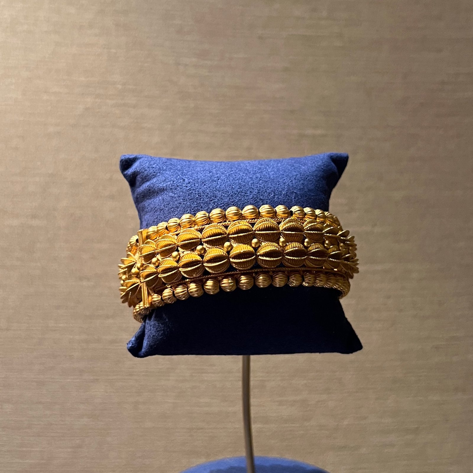 golden bracelet  - صورة 1