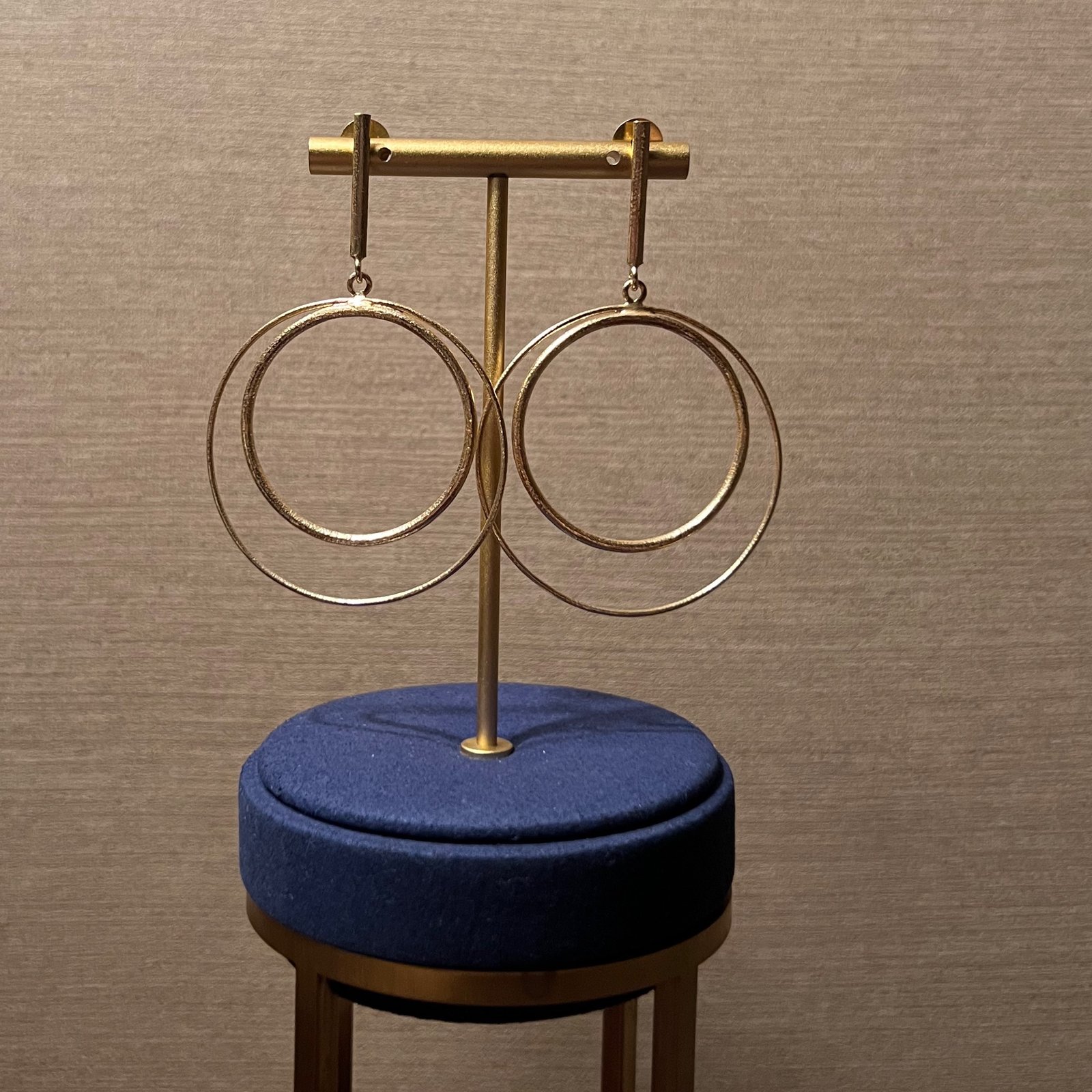 golden loops earrings  - صورة 3