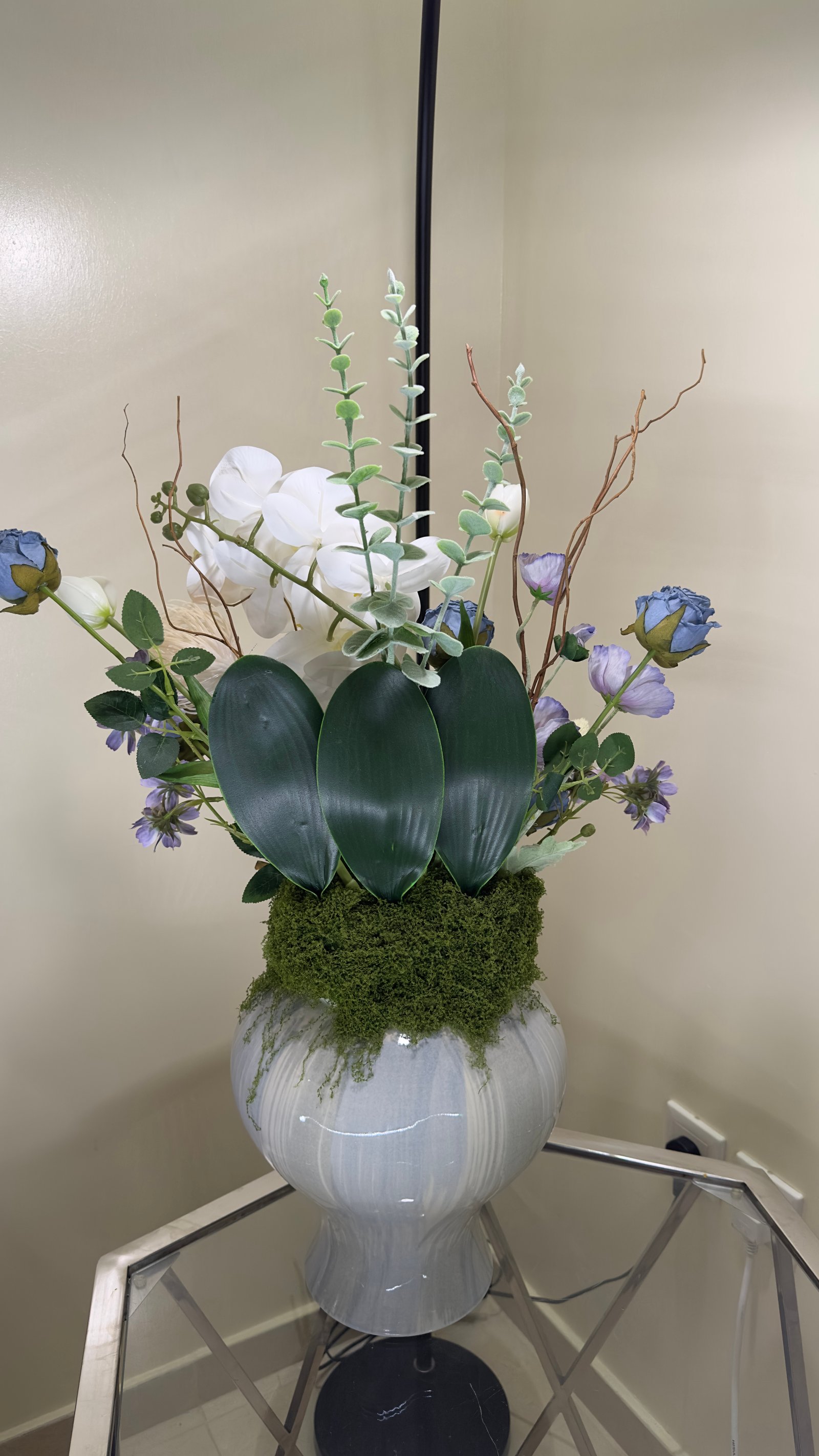 فازة سرميك و ورد صناعي فاخر أوف وايت وأزرق باهت بلمسات بسيطة وفاخرة يعكس جمال الهدوء والرقي العصري - صورة 4